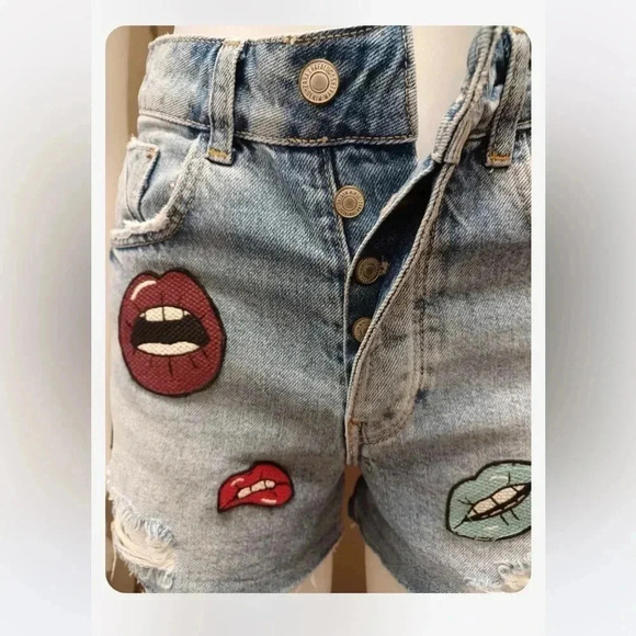 Zara High Rise Distressed Lip Appliqués Patches Denim Shorts Size 02 - Picture 2 of 10